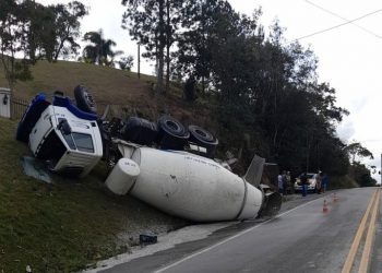 Caminhão tomba na rodovia SC-410 em São João Batista e motorista fica ferido