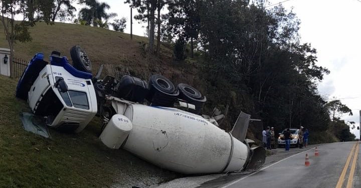 Caminhão tomba na rodovia SC-410 em São João Batista e motorista fica ferido
