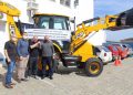 Nova retroescavadeira reforça frota da Secretaria de Agricultura de SJB