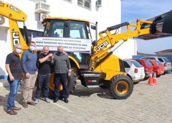 Nova retroescavadeira reforça frota da Secretaria de Agricultura de SJB