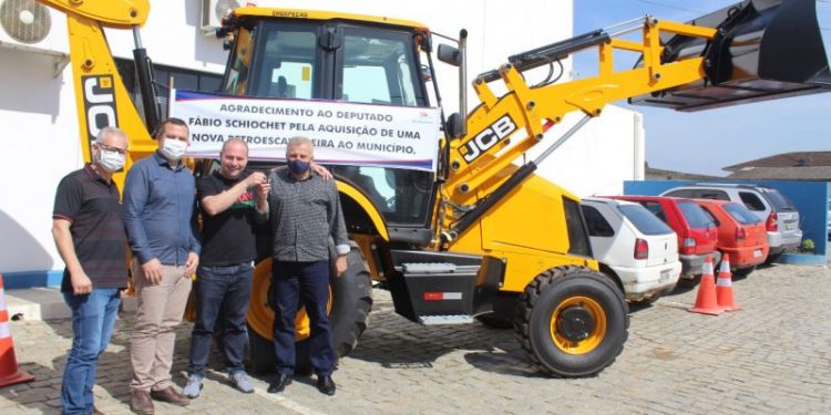 Nova retroescavadeira reforça frota da Secretaria de Agricultura de SJB