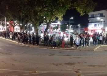 Professores ocupam Praça e Câmara de Vereadores em manifestação