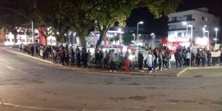 Professores ocupam Praça e Câmara de Vereadores em manifestação