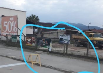 Vândalos destroem faixa de professores, em São João Batista