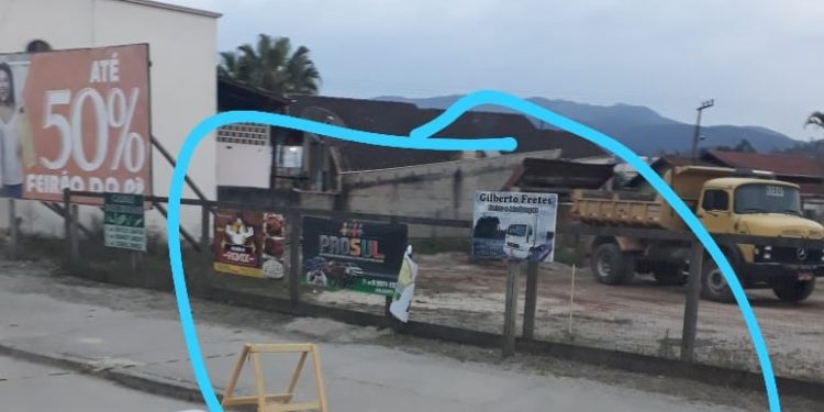 Vândalos destroem faixa de professores, em São João Batista