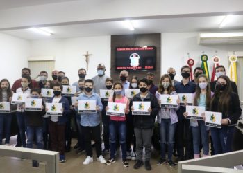 Legislativo entrega certificados de Aluno Nota 10