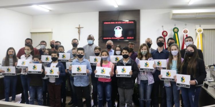 Legislativo entrega certificados de Aluno Nota 10