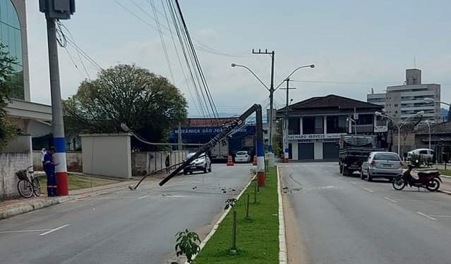 Poste se parte ao meio e desaba em São João Batista