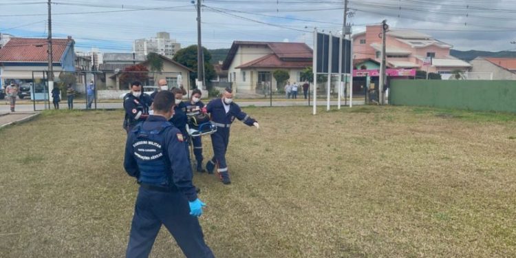 Morre bebê mordido por cachorro no colo da mãe