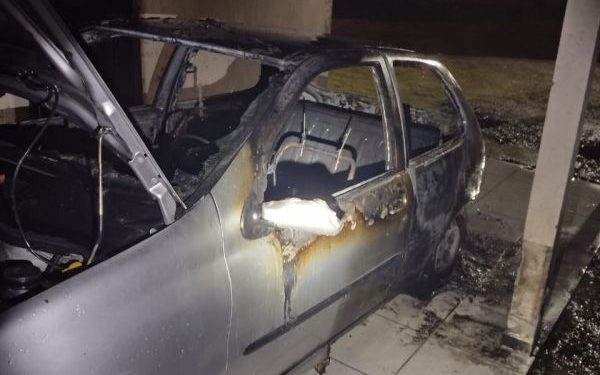 Carro é incendiado em Nova Trento