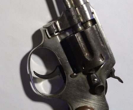 Homem foge de roubo e entrega arma para a PM de Canelinha