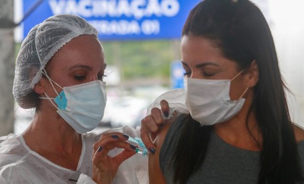 Um em cada quatro catarinenses já completou o esquema vacinal