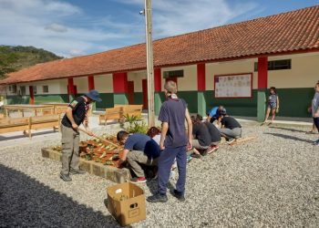 Escola de São João Batista constrói horta comunitária