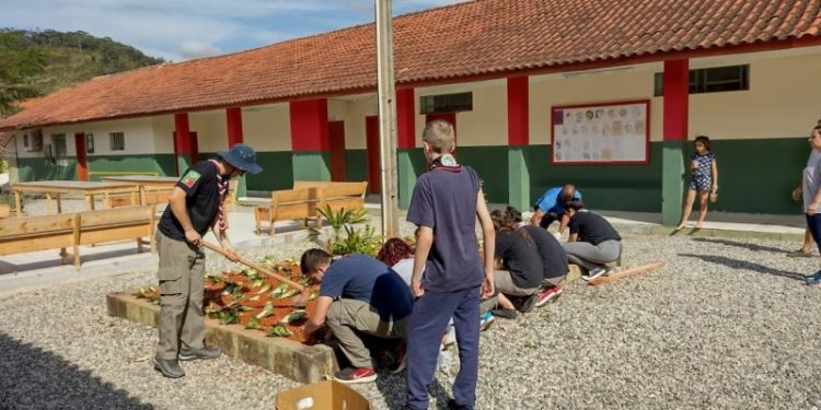 Escola de São João Batista constrói horta comunitária