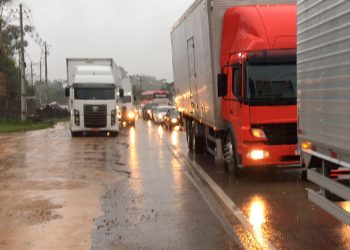 Motoristas fazem manifestação na SC-410 e impedem passagem de caminhoneiros