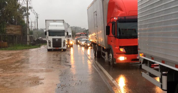 Motoristas fazem manifestação na SC-410 e impedem passagem de caminhoneiros
