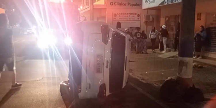 Acidente com capotamento envolve três veículos em São João Batista