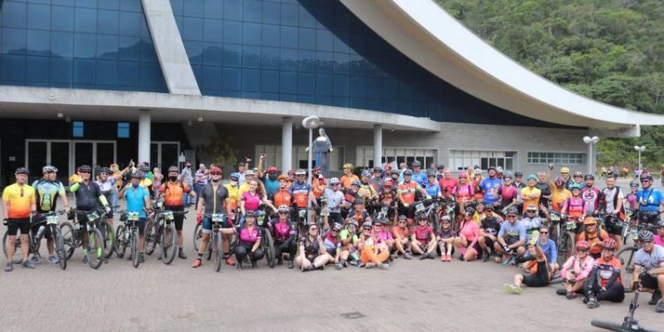 Grupo de 150 ciclistas visita o Santuário Santa Paulina