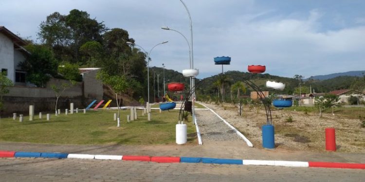 Brinquedos, bancos e equipamentos de ginástica da Praça do Timbezinho recebem reparos