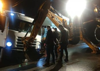 Asfalto cede e caminhão fica preso em avenida de Canelinha