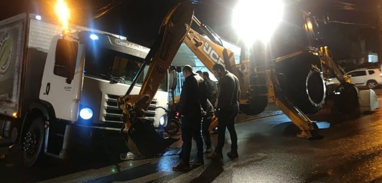 Asfalto cede e caminhão fica preso em avenida de Canelinha