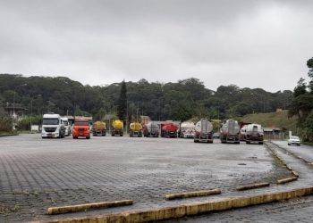 Caminhoneiros bloqueiam distribuidora de combustíveis em SC