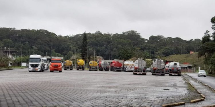 Caminhoneiros bloqueiam distribuidora de combustíveis em SC