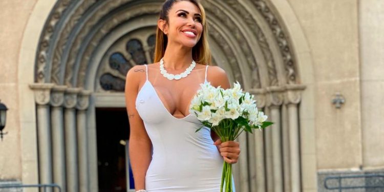 Mulher se casa com ela mesma e vira assunto na mídia internacional