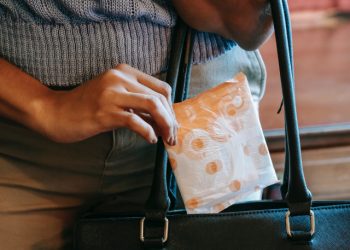 Vereadores aprovam projeto de distribuição de absorventes para mulheres em vulnerabilidade social