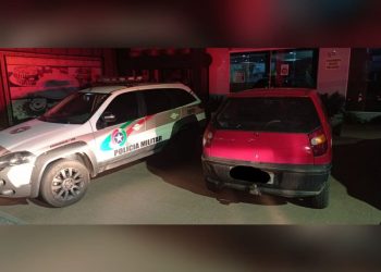 Ladrões invadem residência, amarram família e levam veículo