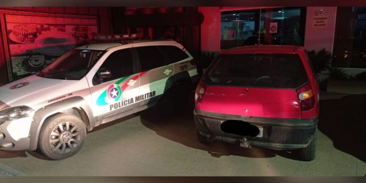 Ladrões invadem residência, amarram família e levam veículo