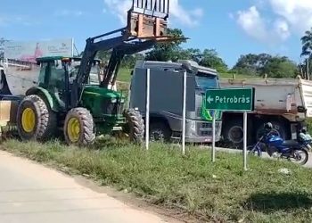 Caminhoneiros desbloqueiam centros de distribuição de combustíveis em SC