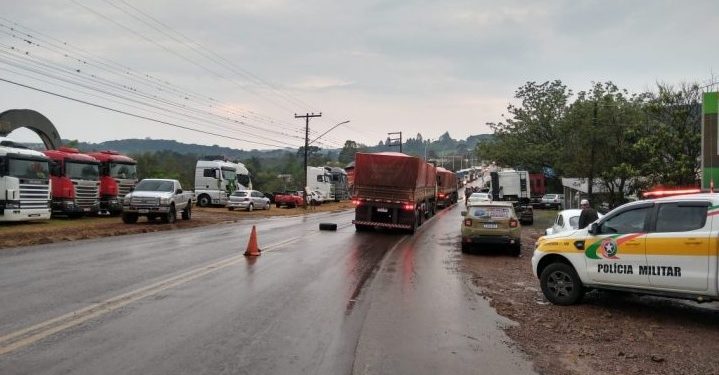 Justiça determina fim dos bloqueios de caminhoneiros em trechos de SC