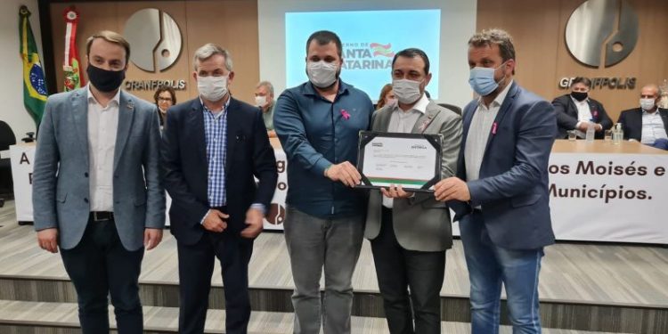 Nova Trento assina contrato de repasse para construção da capela mortuária do Vígolo