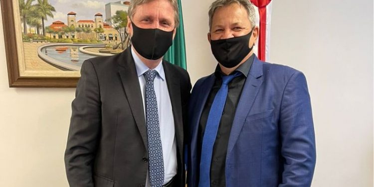 Após viagem a Brasília, prefeito Pedroca almoça com governador Carlos Moisés
