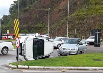 Acidente com tombamento é registrado na SC-410, em São João Batista