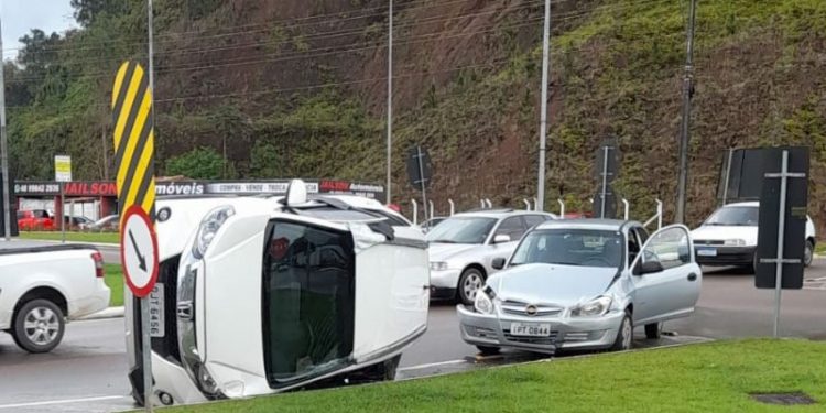 Acidente com tombamento é registrado na SC-410, em São João Batista