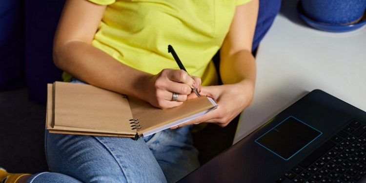 Projeto oferece cursos on-line gratuitos de qualificação para mulheres