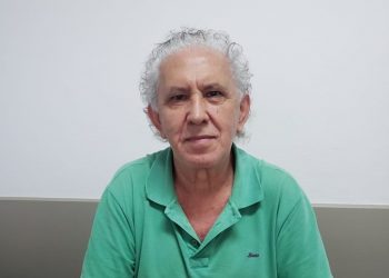 Altair Bento de Souza é sapateiro há 50 anos