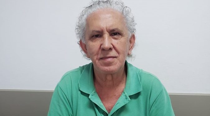 Altair Bento de Souza é sapateiro há 50 anos