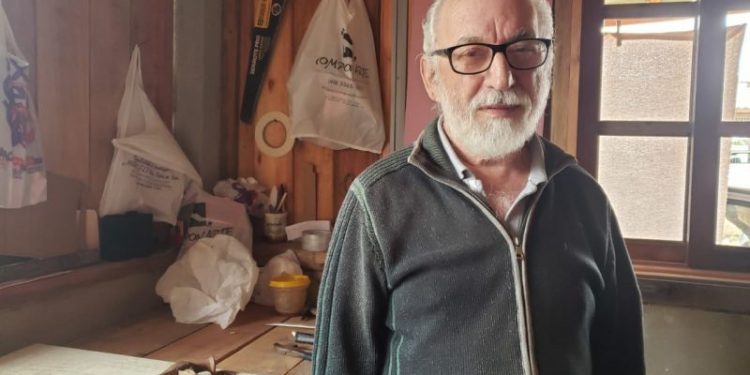 Há 56 anos José Carlos atua como sapateiro