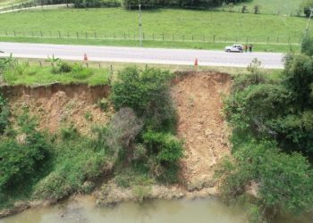 SC-108 tem dois novos pontos de erosão. Prefeitura coloca sinalização