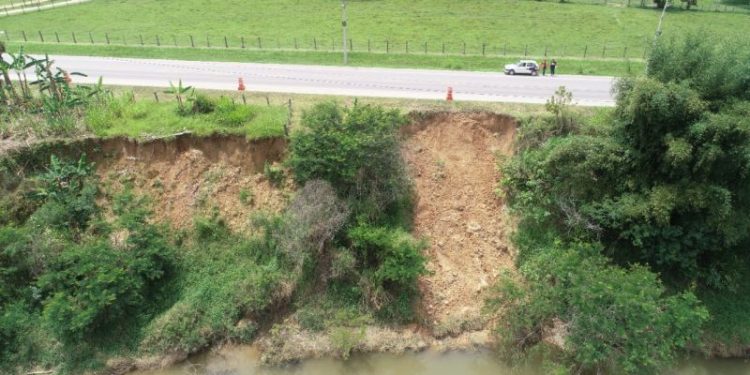 SC-108 tem dois novos pontos de erosão. Prefeitura coloca sinalização