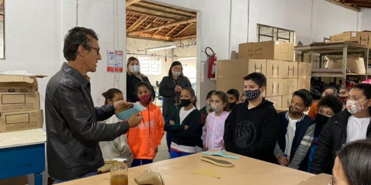 Projeto “Esquenta Orelha” resgata primórdios da indústria calçadista entre estudantes de SJB