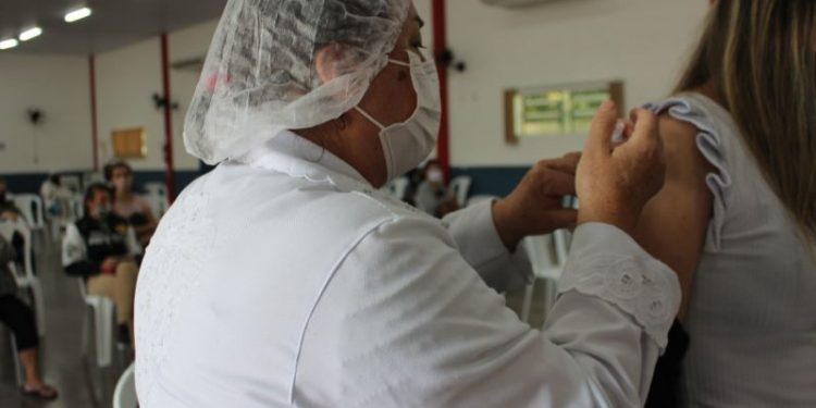 Vacinação contra Covid-19: Centro do Idoso estará aberto neste sábado (30)