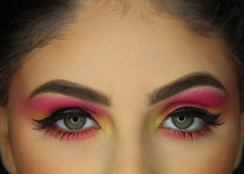 TENDENCIA DO VERÃO: Aprenda a fazer uma maquiagem colorida