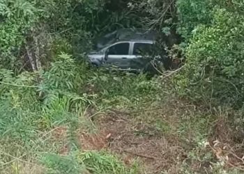 Mulher sai de pista e cai em barranco de aproximadamente 25 metros