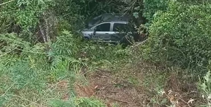 Mulher sai de pista e cai em barranco de aproximadamente 25 metros