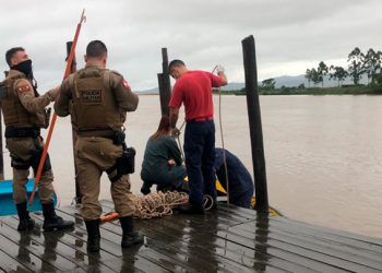 Corpo com peso amarrado e marcas de perfuração é encontrado no Rio Tijucas