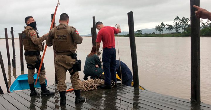 Corpo com peso amarrado e marcas de perfuração é encontrado no Rio Tijucas